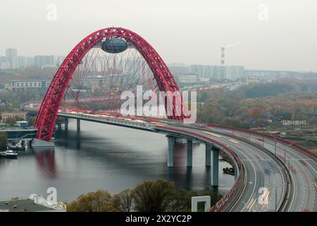 MOSKAU – 21. April: Die Schiwopisny-Brücke ist eine Kabelbrücke, die am 21. April 2012 über Moskau im Nordwesten der Moskwa führt. Es ist die fi Stockfoto