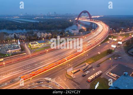 MOSKAU - 21. April: Abendblick auf die Schiwopisny-Brücke ist eine Kabelbrücke, die am 21. April 2012 in Moskau, Russ, über den Moskwa-Fluss im Nordwesten führt Stockfoto