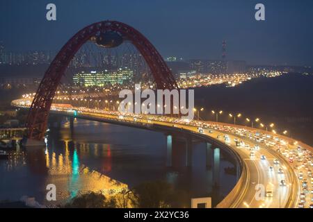 MOSKAU – 21. April: Nachtsicht auf der Schiwopisny-Brücke ist eine Kabelbrücke, die am 21. April 2012 über Moskau im Nordwesten der Moskwa führt Stockfoto