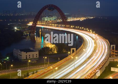 MOSKAU – 21. April: Nachtsicht auf der Schiwopisny-Brücke ist eine Kabelbrücke, die am 21. April 2012 über Moskau im Nordwesten der Moskwa führt Stockfoto