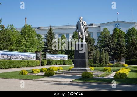 SAMARA - 4. MAI: Das Gebiet vor der CJSC Alcoa SMZ am 4. Mai 2012 in Samara, Russland. CJSC Alcoa SMZ produziert Blechwalzen, Strangpresserzeugnisse und Schmiedestücke Stockfoto