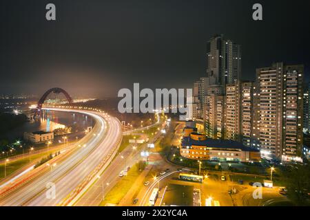 MOSKAU – 21. April: Die Schiwopisny-Brücke ist eine Kabelbrücke, die am 21. April 2012 über Moskau im Nordwesten der Moskwa führt. Es ist die fi Stockfoto