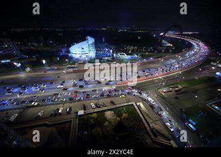 MOSKAU - 21. April 2012: Beleuchtetes Bürogebäude und Schiwopisny-Brücke im Hintergrund auf Moskau, Russland. Es ist das erste Kabel-Steg Stockfoto