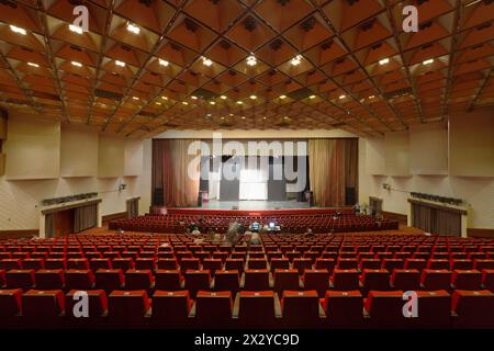MOSKAU – 18. Oktober: Vor der offenen Probe des musikalischen Schatzinsels in der großen Konzerthalle Izmailovo am 18. Oktober 2012 in Moskau, Rusiien. Izmailovo Stockfoto