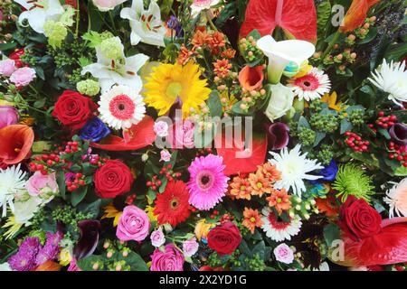 Bunte Blumen in einem großen Strauß von Callas, Lilien, Rosen, Gerberas. Stockfoto