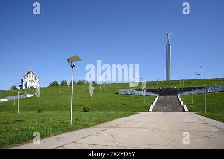 SAMARA - 5. MAI: Kirche St. Georg auf dem Hügel und Glory Monument auf dem Glory Square am 5. Mai 2012 in Samara, Russland. Monumentenhöhe - 53 Meter Stockfoto