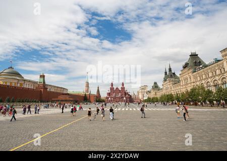 MOSKAU - 24. Juli 2012: Ein großer Blick auf den Roten Platz, das Mausoleum, das Museum für Geschichte und GUM in Moskau, Russland. Stockfoto
