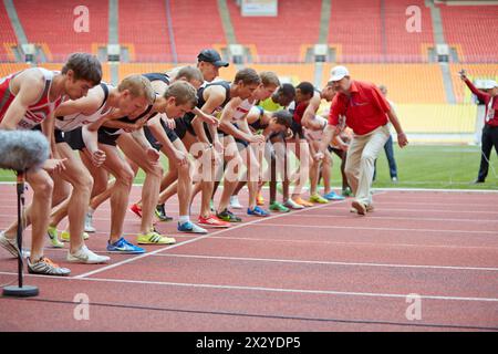 MOSKAU – 11. JUN: Teilnehmer am Rennen vor dem Start in der Grand Sports Arena von Luschniki OC während der Internationalen Leichtathletikwettbewerbe IAAF World Challen Stockfoto