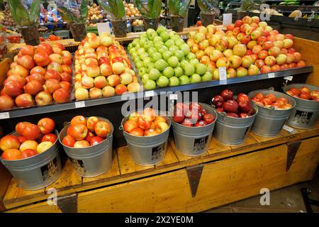 Verschiedene Arten von Äpfeln, die in einem Lebensmittelgeschäft ausgestellt werden Stockfoto