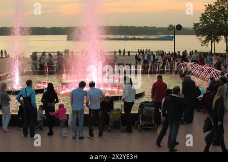 SAMARA - 5. MAI: Am 5. Mai 2012 spazieren die Menschen mit Kindern in der Nähe des Brunnens. Der Brunnen wurde 2011 während der Rekonstru eröffnet Stockfoto