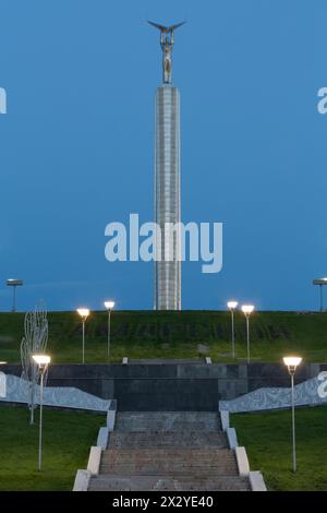 SAMARA - 5. MAI: Glory Monument am Abend des 5. Mai 2012 in Samara, Russland. Monumentenhöhe - 53 Meter Stockfoto