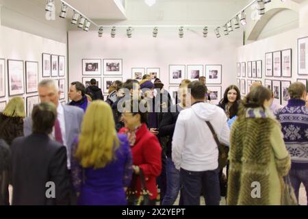 MOSKAU - 28. JAN: Menschen kamen zur Ausstellung Silver Camera 2012, 28. Januar 2013, Moskau Russland. Die Ausstellung fand im Königlichen Turm der KAZA statt Stockfoto