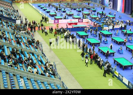 MOSKAU - OKTOBER 30: Zuschauer auf Tribünen und Teilnehmer beim VII. Internationalen Billard-Turnier Kreml-Cup 2012 im SC Olympiysky am 30. Oktober, Stockfoto