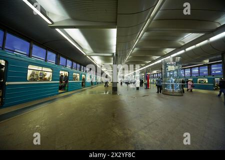 MOSKAU - 29. November: Passagiere und Züge an der U-Bahn-Station Sparrow Hills, 29. November 2012, Moskau, Russland. Ausstellung des Museums für physische Kultur an Stockfoto