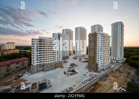 MOSKAU - 22. Juni 2012: Gebäude im Bau des Wohnkomplexes Elk Island, Moskau, Russland. Das sind 12-29-stöckige Gebäude mit Li Stockfoto