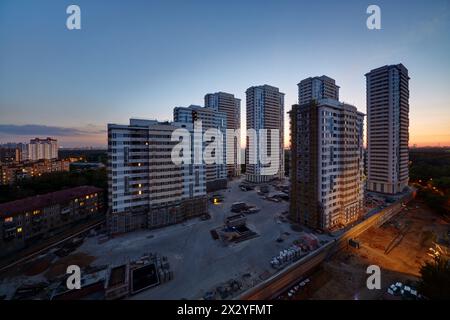 MOSKAU - 22. Juni 2012: Gebäude im Bau des Wohnkomplexes Elk Island in der Dämmerung, Moskau, Russland. Das sind 12-29-stöckige Gebäude Stockfoto