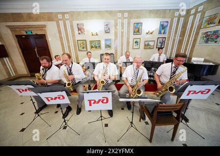 MOSKAU - 3. August: Jazzband tritt im Foyer des Central House of Culture of Railways auf, bevor das Finale des nationalen Wettbewerbs „Schönheit der russischen Eisenbahnen“, Stockfoto