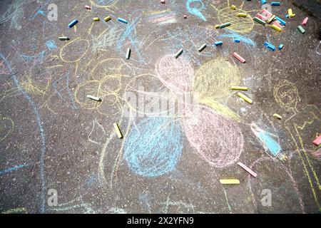 Kreidezeichnungen, von Kindern auf Asphalt gemacht, und Kreidestücke Stockfoto