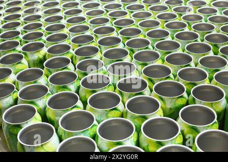 Viele leere Aluminiumdosen für Getränke werden auf einem Förderband in großen Fabriken transportiert. Stockfoto