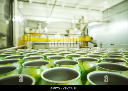 Viele leere Aluminiumdosen für Getränke in einer leichten Manufaktur in einer großen Fabrik. Stockfoto