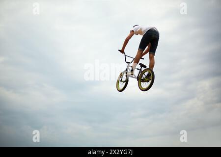 MOSKAU - 4. August: Guy springt auf dem Fahrrad im All-Russian Exhibition Centre während des Urlaubs, der dem 73. Geburtstag des Landes gewidmet ist Hauptausstellung, 4. August 2012 Stockfoto