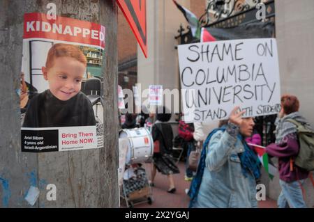 Ein Poster mit einem Foto eines von der Hamas entführten Kindes wird gesehen, als palästinensische Demonstranten während einer Kundgebung an der Columbia University Plakate halten, auf denen ihre Meinung zum Ausdruck gebracht wird. Pro-palästinensische Demonstranten versammelten sich an einem der Eingänge der Columbia University in Manhattan, New York City, um die Militäroperationen der israelischen Streitkräfte in Gaza zu verurteilen. Seit vergangener Woche haben Studenten und pro-palästinensische Aktivisten innerhalb der Universität einen Sit-in-Protest auf dem Rasen abgehalten und ein "Gaza Solidarity Encamp" gebildet. Studierende an anderen Universitäten haben ähnliche Campings in den Universitäten landesweit in en gebildet Stockfoto