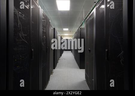 Telekommunikationsgeräte in den schwarzen Racks im Serverraum. Stockfoto