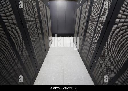 Telekommunikationsracks befinden sich symmetrisch in einem Flur. Stockfoto