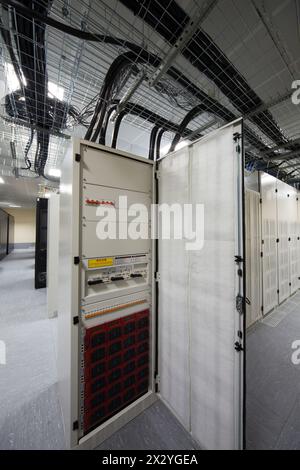 Telekommunikationsgeräte in den Racks im Serverraum Stockfoto