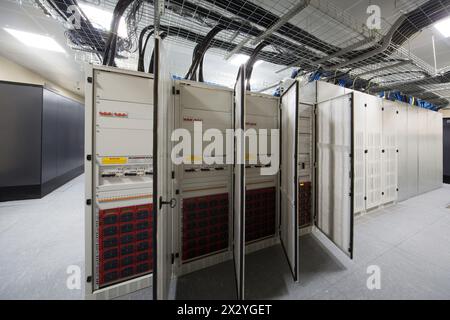 Mehrere Telekom-Racks im Außenbereich im Serverraum. Stockfoto