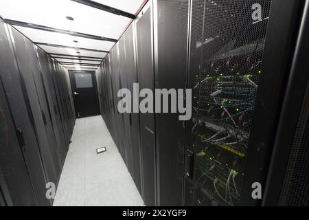 Telekommunikationsregale in einem abgedichteten Flur. Stockfoto