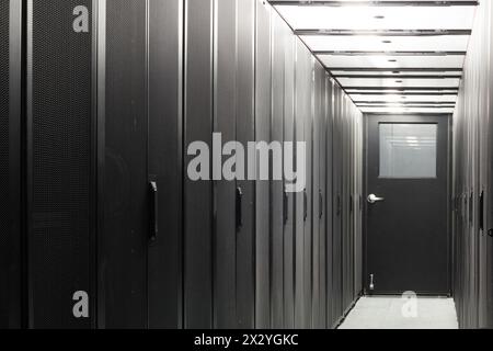 Telekommunikationsgeräte in Regalen in einem abgedichteten Korridor. Stockfoto