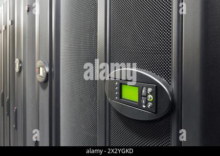 Telekommunikations-Racks mit Bedienelementen. Stockfoto
