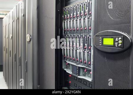 Festplatten und Steuerungen im Telekommunikations-Rack. Stockfoto