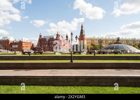 MOSKAU - 17. September: Stadtbild auf dem Manezh-Platz mit Blick auf das historische Museum am 17. September 2012 in Moskau, Russland. Stockfoto