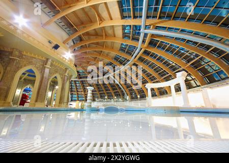 MOSKAU - 25. JUNI: Runde Kuppel und großer Pool im Wasserpark Caribia, am 25. Juni 2012 in Moskau, Russland. Der Wasserpark Caribia in Perovo wurde 2012 eröffnet. Stockfoto