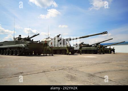 SCHUKOWSKY - 25. JUNI: Tanks auf dem zweiten Internationalen Forum Engineering Technologies 2012, am 25. Juni 2012 in Schukowsky bei Moskau, Russland. Stockfoto