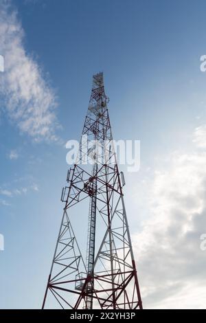 Kommunikationsturm vor blauem Himmel mit Wolken. Stockfoto