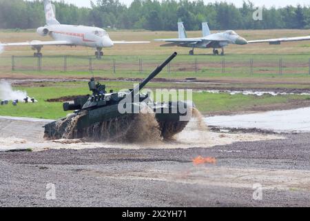 SCHUKOWSKY - 25. JUNI: Kampfpanzer T-80 bei Demonstrationen of Technique auf dem Zweiten Internationalen Forum Engineering Technologies 2012, am 25. Juni 2012 in Stockfoto