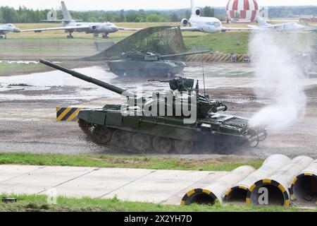 SCHUKOWSKY - 25. JUNI: Kampfpanzer T-90 bei Demonstrationen of Technique auf dem Zweiten Internationalen Forum Engineering Technologies 2012, am 25. Juni 2012 in Stockfoto