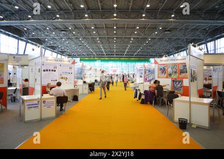 MOSKAU - 29. JUNI: Vorstände auf der 12. Gesamtrussischen Ausstellung für wissenschaftliche und technische Kreativität der Jugend auf der VVC am 29. Juni 2012 in Moskau, Russland. Stockfoto