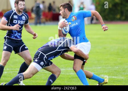 MOSKAU - JUNI 30: Männer nehmen am 30. Juni 2012 in Moskau an der zweiten Etappe der Europameisterschaft im Rugby-7 im Sportkomplex Luschniki Teil. Bei Stockfoto