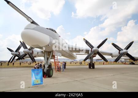 SCHUKOWSKI - 12. AUGUST: Strategischer Bomber Tu-95MS auf der Flugschau zum 100. Jahrestag der russischen Luftstreitkräfte am 12. August 2012 in Schukowski, Moskau Rück Stockfoto