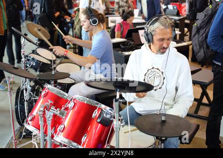 MOSKAU - 22. September: Die Leute spielen auf dem elektronischen Schlagzeug mit Kopfhörern auf der XVIII Internationalen Musikausstellung Moskau 2012 in Sokolniki am September Stockfoto