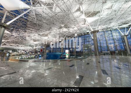 MOSKAU - 2. Juli 2012: Innenraum des Flughafens Vnukovo mit Dach- und Bodenreflektionen in Moskau, Russland. Hat das größte Flughafenterminal in Rus Stockfoto