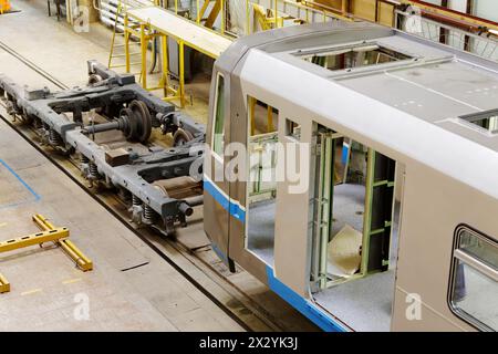 MYTISCHCHI – 18. April 2012: Geplante Montage von Wagen und montierten Rädern in der Werkshalle in Mytischchi Metrovagonmash, 18. April 1999, Mytischchi, Russland. Th Stockfoto