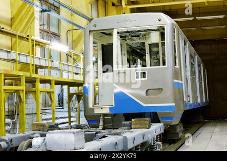 MYTISCHCHI – 18. April 2012: Geplante Montage von Wagen und montierten Rädern in der Werkshalle in Mytischchi Metrovagonmash, 18. April 1999, Mytischchi, Russland. T Stockfoto