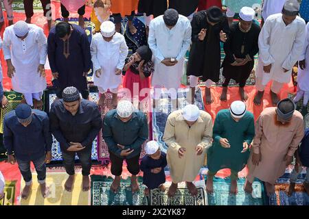 AGARTALA, TRIPURA, 11-04-2024: Gläubige bieten „Namaz“ an, anlässlich des Eid-ul-Fitr-Festivals in einer Moschee am Stadtrand von Agartala. FOTO: ABHISEK SAHA Stockfoto