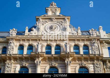 Lettische Touristenattraktion - Jugendstilarchitektur - Gebäudefassade der Stadt Riga, Lettland. Stockfoto