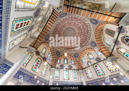 ISTANBUL - 3. JUL: Wunderschöne Decke des Mehmed III Mausoleums in der Nähe der Hagia Sophia in Istanbul am 3. Juli 2012 in Istanbul, Türkei. Stockfoto